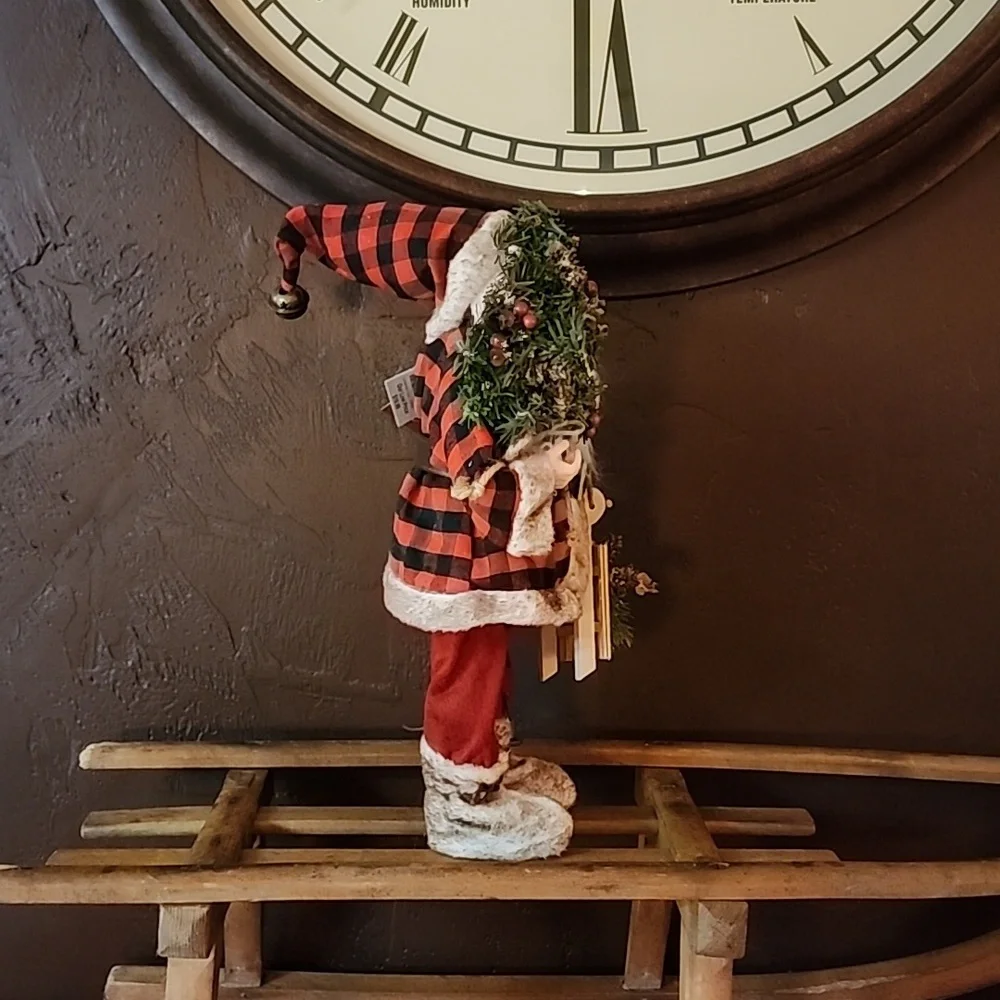 Holiday Rustic Santa Display 🎅 - Picture 7 of 9